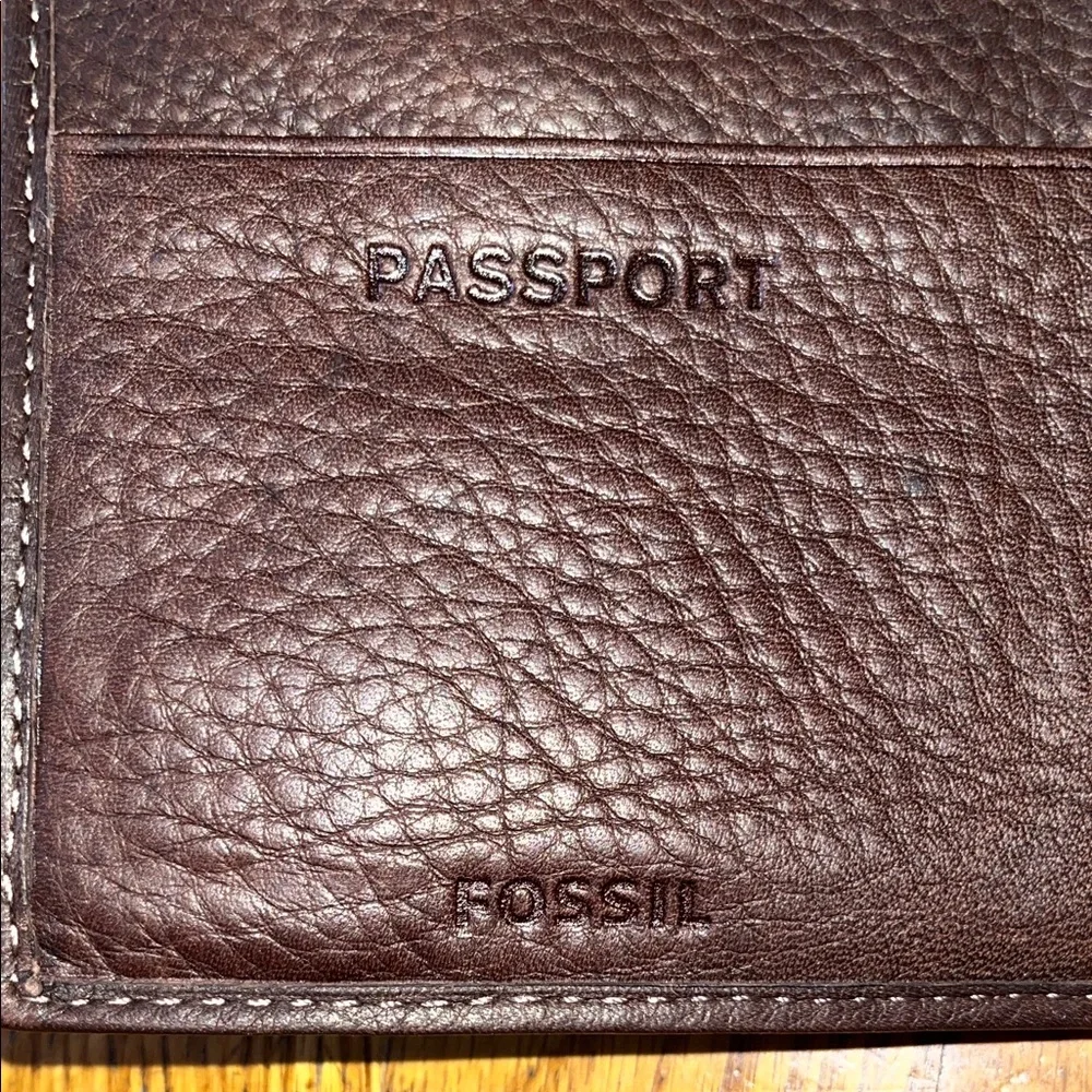 NWT Fossil Lufkin Dark Brown Soft Leather Passport Card Holder Wallet - Picture 8 of 16